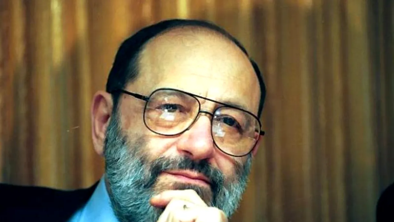 Umberto Eco atacă dur rețelele sociale: „E invazia imbecililor. Televiziunea a promovat idiotul satului față de care spectatorul se simțea superior. Drama internetului este că l-a promovat pe idiotul satului ca purtător de adevăr