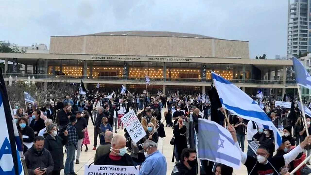 EXEMPLU. Protest în plină pandemie. Au ieșit în stradă pentru salvarea democrației, dar au respectat distanțarea socială!