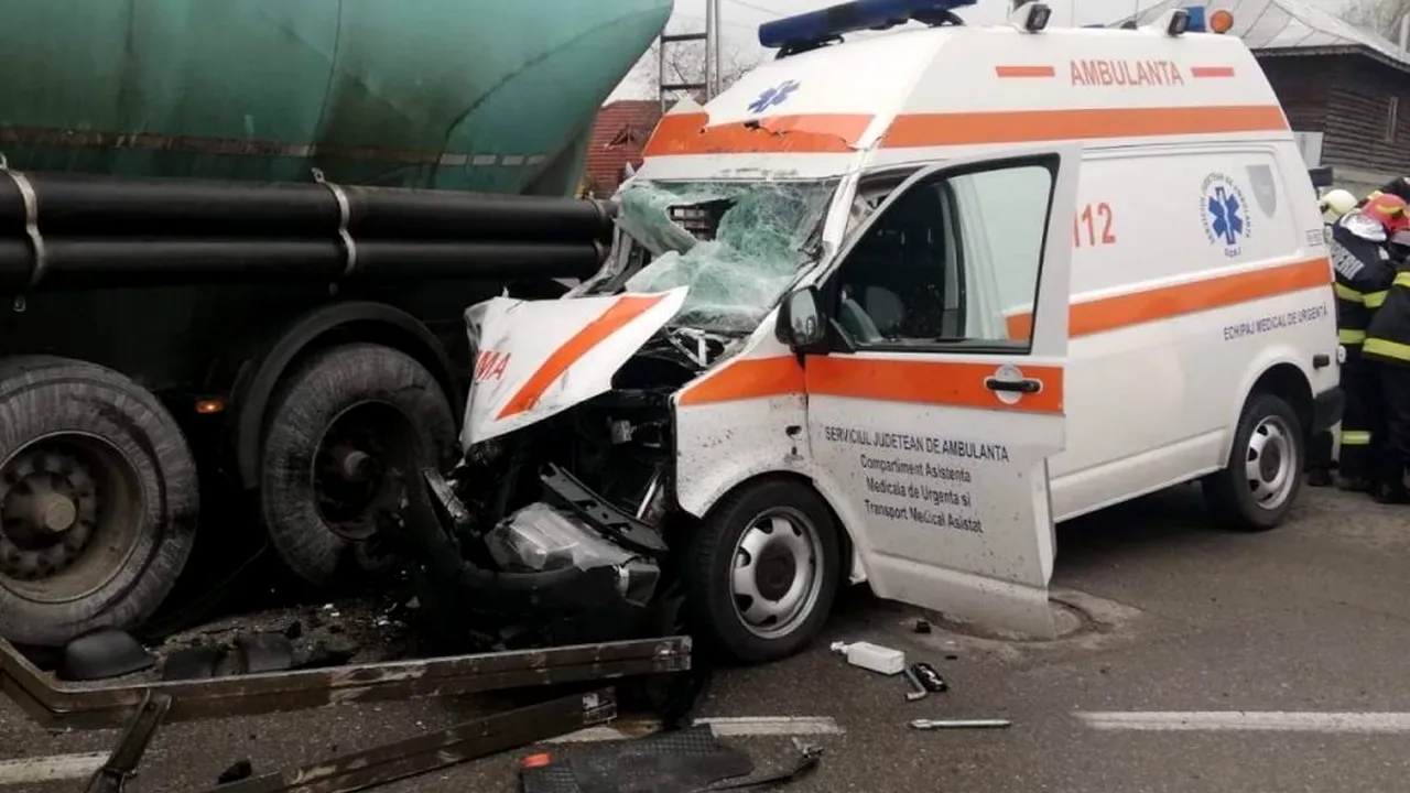 Ambulanță aflată în misiune, implicată într-un accident grav în Gorj. Asistenta e în stare critică