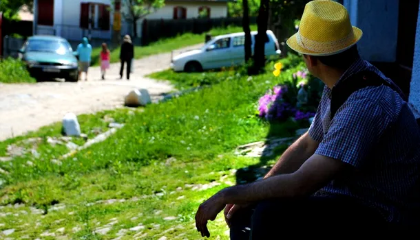Cum a ajuns un sat din județul Iași să fie plin de ORBI. Localnicii știu de unde li se trage totul