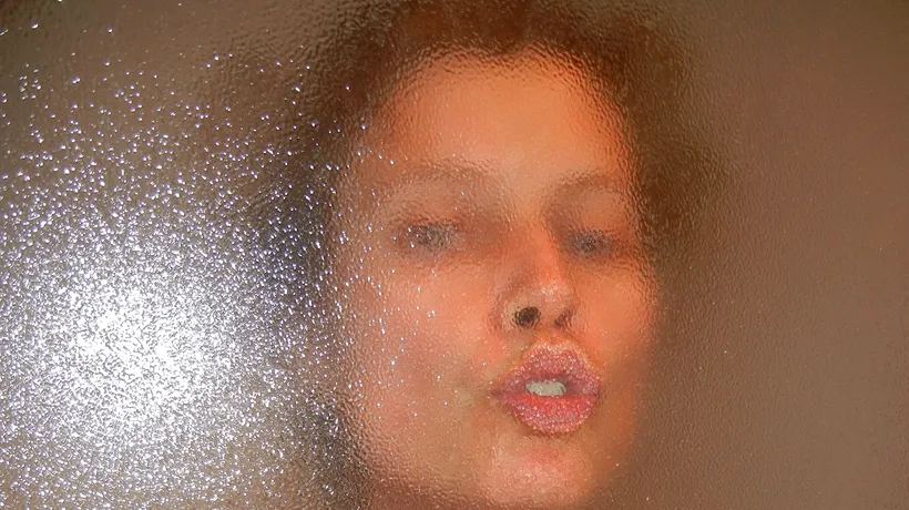 O femeie fără adăpost, surprinsă în timp ce își făcea duș într-o casă străină. Uluită, proprietara a sunat imediat la poliție: A început să gesticuleze și să urle la noi