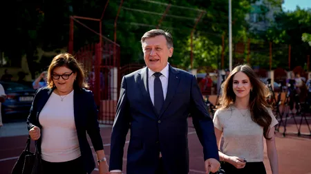 Crin Antonescu, la vot cu soția și fiica / „Mă bucur că avem o prezență masivă la vot”