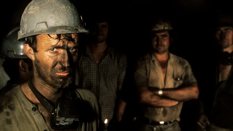 Zeci de mineri au rămas blocați în subteran din cauza întreruperilor de curent în regiunea Donețk
