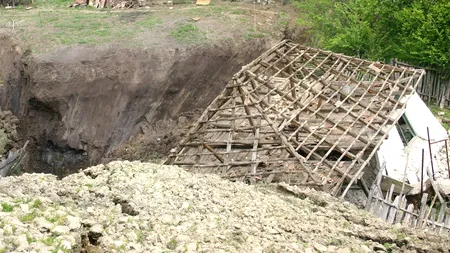 Zeci de persoane din Bacău, evacuate noaptea din case în urma unor alunecări de teren