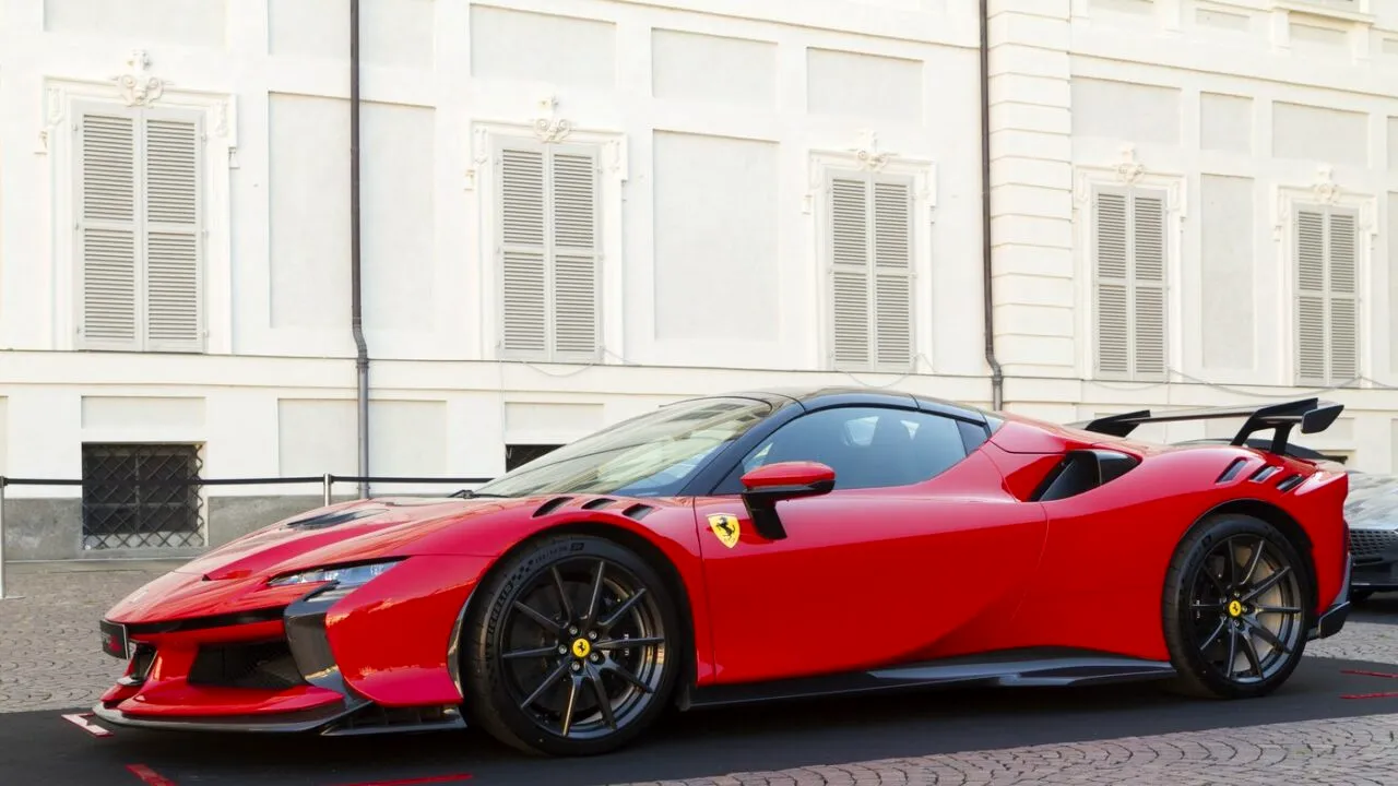 Ferrari majorează cu 10% prețul mașinilor vândute în Statele Unite, ca răspuns la taxele vamale impuse de Administrația TRUMP