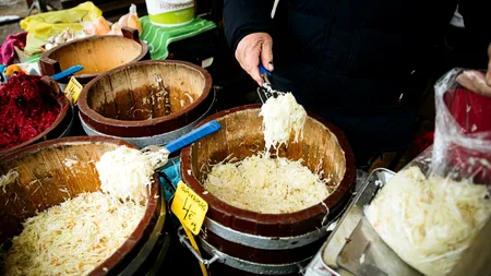 De ce ar trebui să trecem pe alimente fermentate în lunile de iarnă. Cum a ajuns varza murată din România „strategie de reziliență” în Estonia