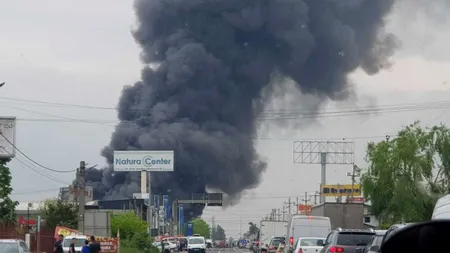 Incendiu puternic la un centru comercial din Afumați: Intervin 17 autospeciale de stingere / Cetățenii, informații prin sistemul Ro-Alert / Garda de Mediu anunță un control - VIDEO/ FOTO