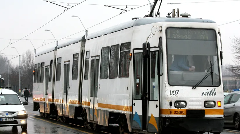 Circulația tramvaielor pe linia 11, oprită din cauza unui accident. Șoferul a fost transportat la spital