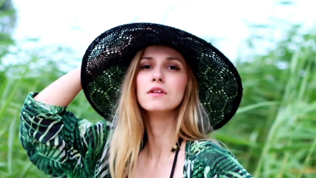 Dana Rogoz, o mămică relaxată pe coperta de august a revistei 