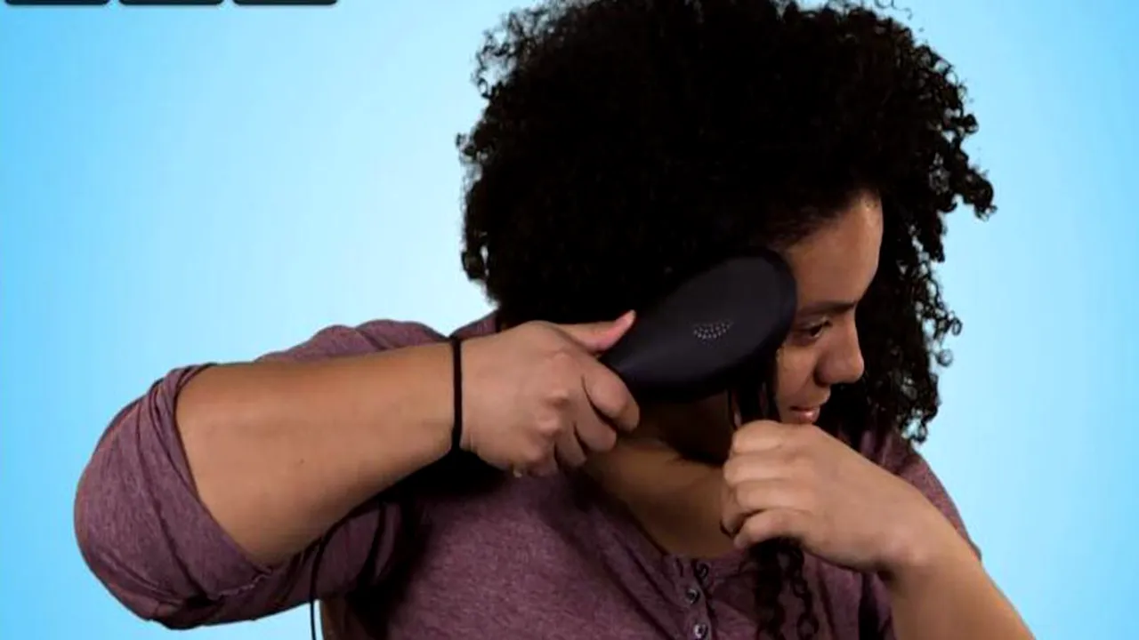 Milioane de oameni au fost înnebuniți de o perie minune, promovată pe internet. Două femei au testat-o, iar în final au luat o decizie neașteptată