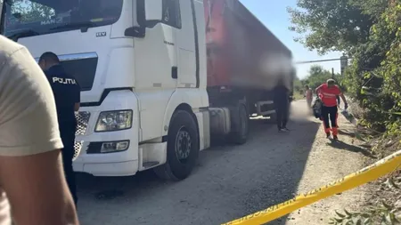 Un șofer de TIR a murit ELECTROCUTAT, după ce a atins un cablu electric cu bena camionului. Tragedia a avut loc sub privirile soției
