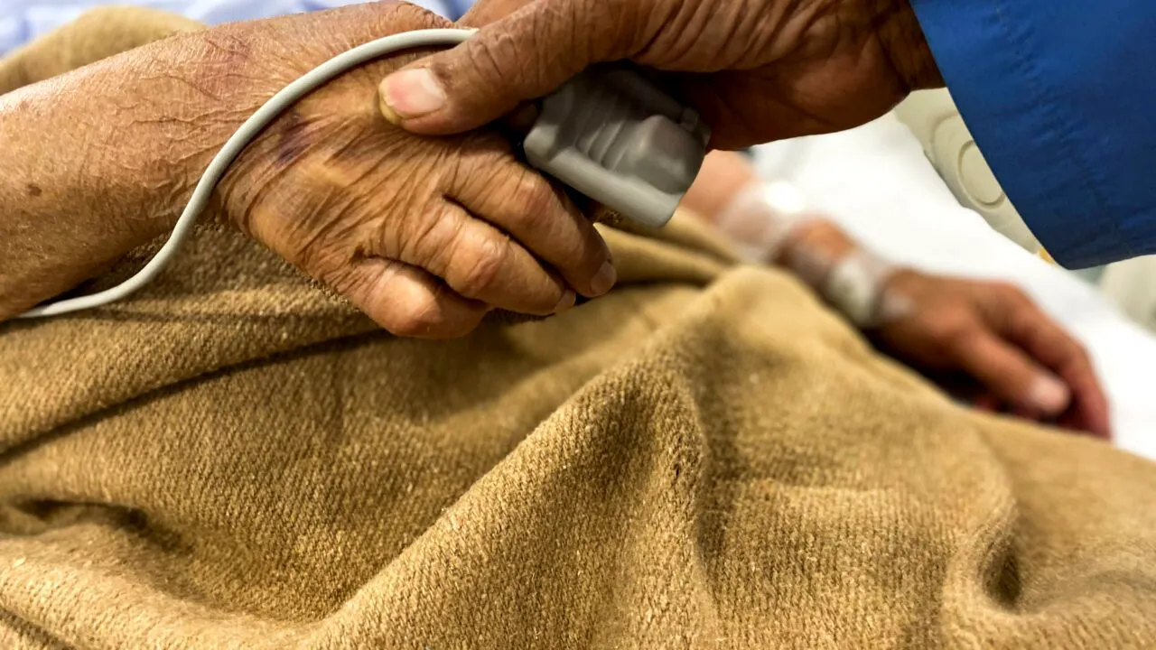 Bătrâna cu piciorul amputat, umilită în spitalul din Craiova, a murit