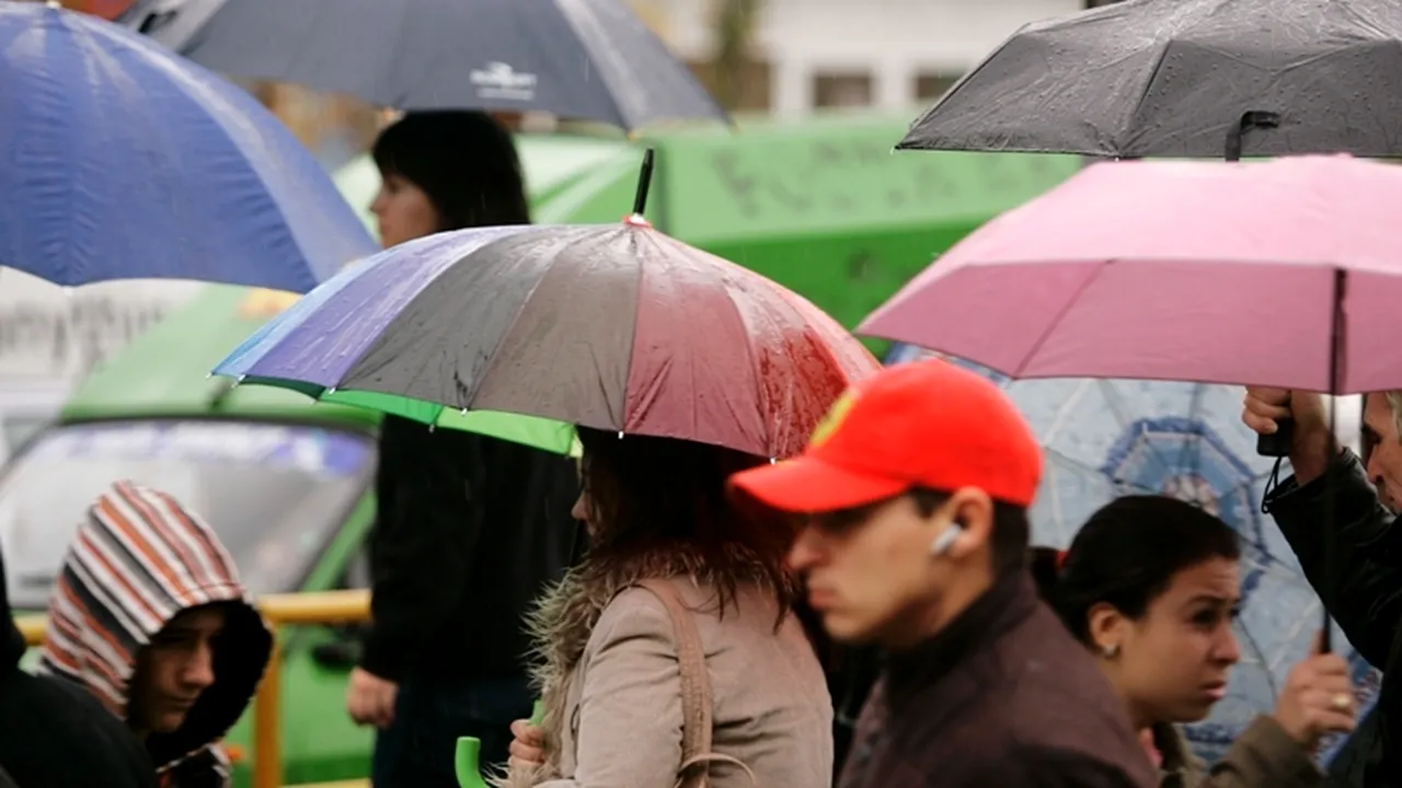 AVERTIZARE METEO. Cod galben de ploi torențiale, vijelii și grindină, în București și 19 județe. Cod portocaliu de ploi torențiale și vijelii în Constanța și Tulcea