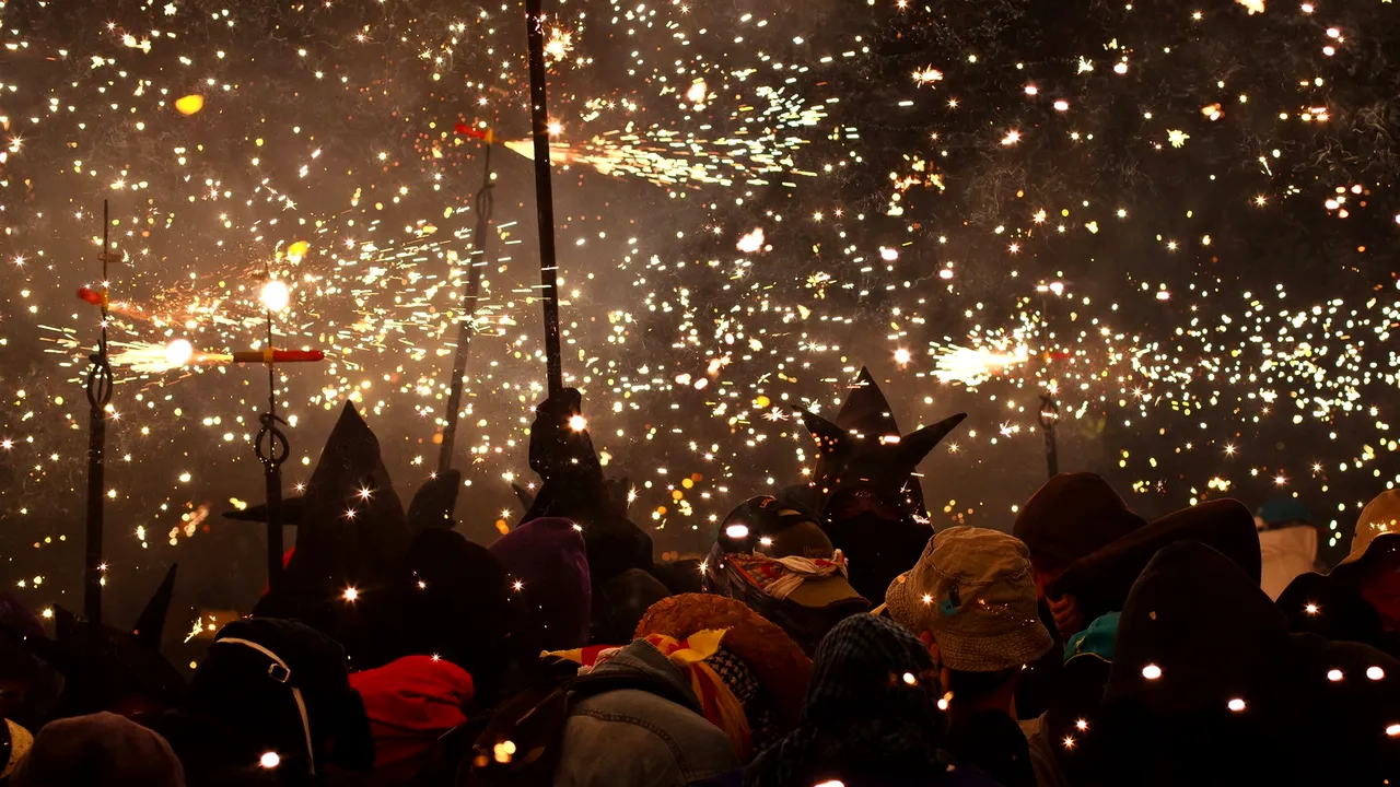 Tradiții și CREDINȚE de Anul Nou în jurul LUMII. Suluri de SMOALĂ rostogolite pe străzi, obiecte VECHI aruncate pe fereastră