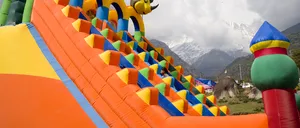 Festivalul Copiilor din Oradea: Tobogane gonflabile răsturnate de vânt, șase copii RĂNIȚI