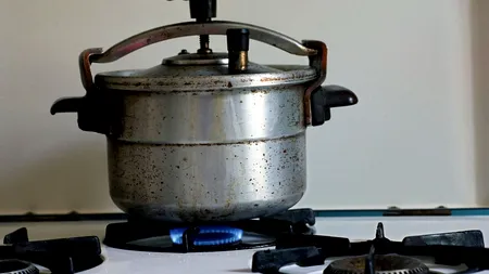 O femeie de 46 de ani, mamă a 9 copii, a murit în timp ce pregătea ceva de mâncare. OALA sub presiune aflată pe aragaz a explodat