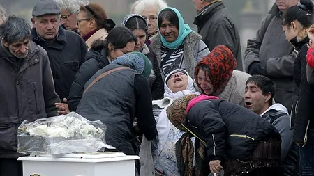 Fetița de etnie romă, pe care un primar francez a refuzat să o înmormânteze la el în localitate, a fost până la urmă înhumată. Imaginile durerii