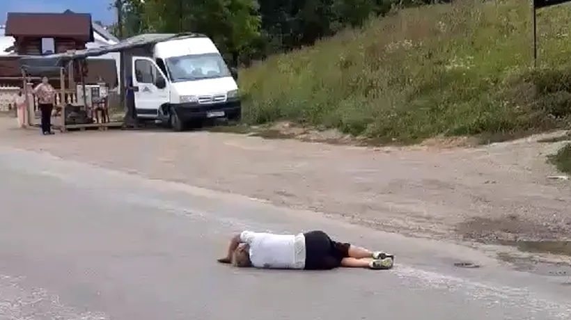 O femeie din Botoșani s-a rostogolit pe o șosea zeci de minute, blocând traficul și riscând să fie victima unui accident - VIDEO