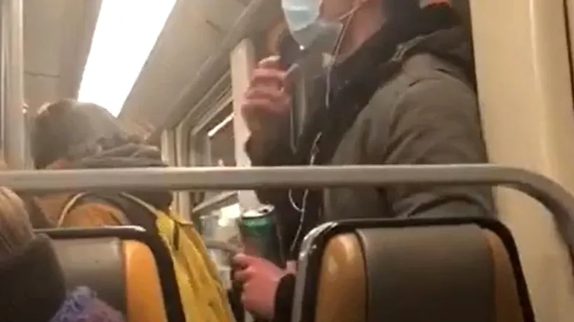 VIDEO. Imagini revoltătoare: Un tânăr își dă jos masca de pe față și împrăștie salivă pe barele din metrou