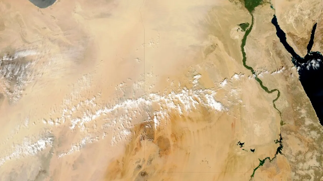 Precipitații cu praf saharian s-ar putea produce vineri și sâmbătă în România