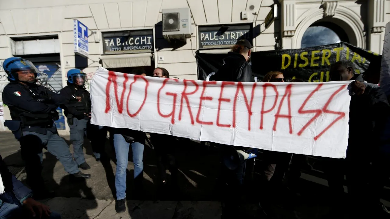 Mii de persoane au ieșit în stradă în Italia pentru a protesta față de obligativitatea prezentării Certificatului digital UE la locul de muncă
