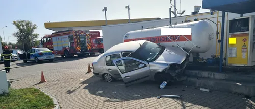 Panică într-o benzinărie din Pitești, după ce o mașină s-a izbit de un recipient GPL