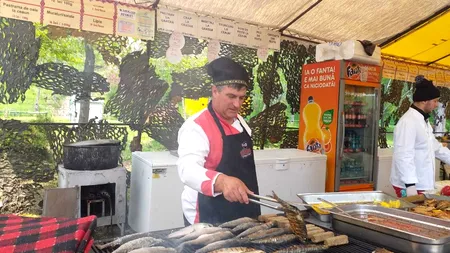 Festivalul Scrumbiei de la Galați. Pește la grătar, concursuri de pescuit și de gătit. Mulți oameni vin, se uită și pleacă, din cauza prețurilor mari - FOTO / VIDEO