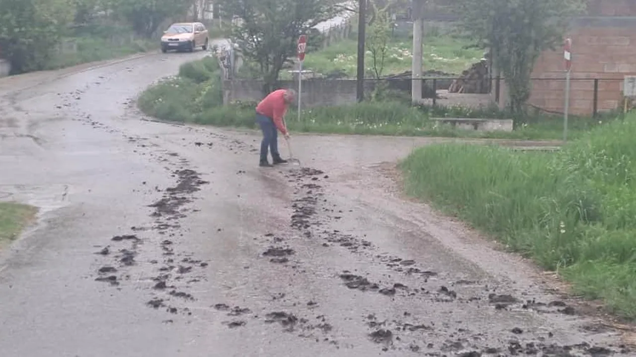 Primar din Cluj, exemplu pentru toți edilii din România. A pus mâna pe lopată și a curățat singur drumul comunal - FOTO