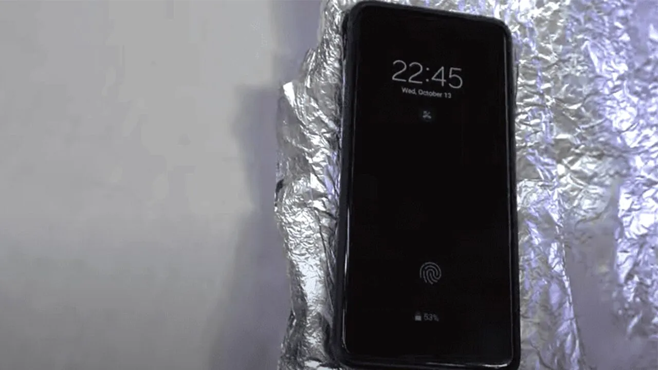 Ce se întâmplă, de fapt, dacă îți învelești smartphone-ul într-o folie de aluminiu. Efectele sunt nebănuite