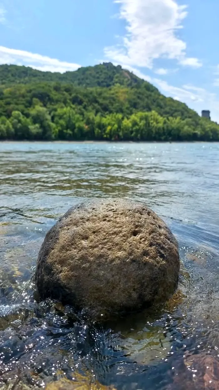 Epave ruginite din Al Doilea Război Mondial vizibile pe fundul Dunării din cauza secetei extreme