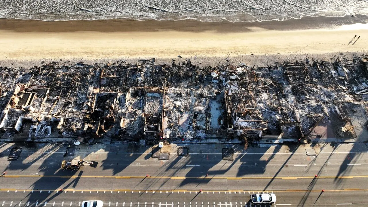 Autoritățile le recomandă persoanelor EVACUATE în urma incendiilor din Los Angeles să nu revină pentru cel puțin încă o săptămână