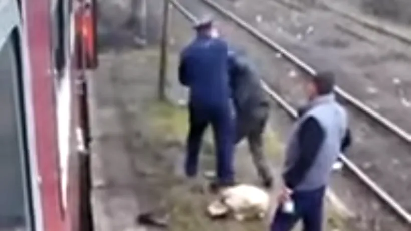 Scene incredibile într-un tren din România. Un controlor, filmat în timp ce lovește un bărbat. VIDEO