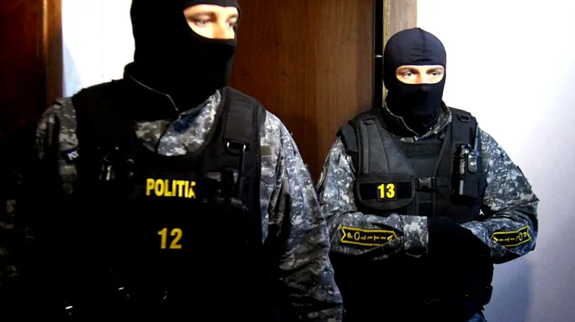 Clanul „Simuleștilor”, care controla traficul de droguri în Ferentari și Rahova, luat pe sus de mascați. Imagini VIDEO impresionante de la intervenția DIICOT (Galerie FOTO)