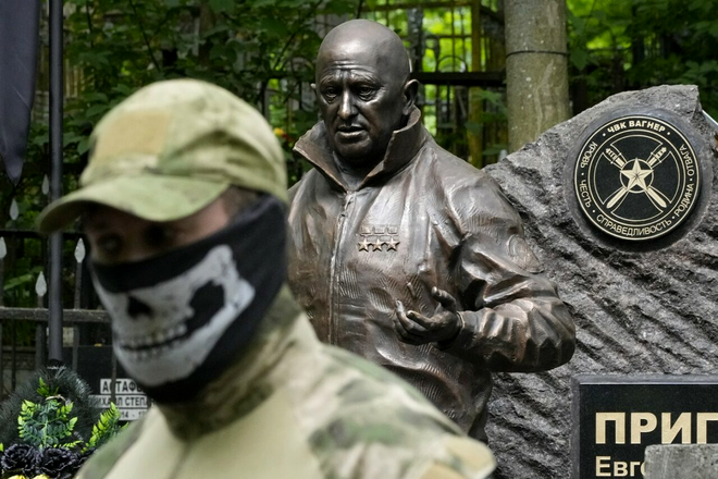  Azi era ziua lui Evgheni Prigojin. O statuie din bronz i-a fost dedicată la Sankt Petersburg. Sursa Foto - Profimedia  