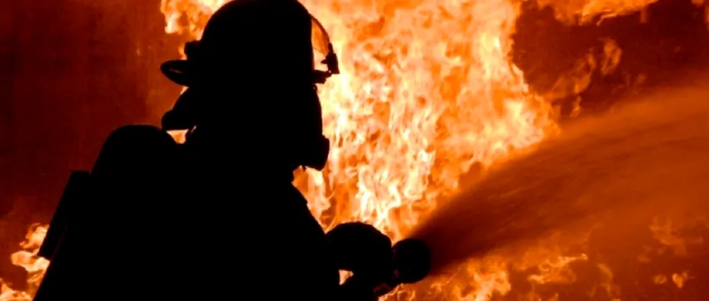 Un bătrân a murit carbonizat după ce a pus perdelele pe foc din cauza frigului. Pensionarul nu mai avea bani de lemne
