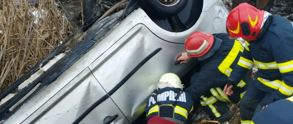 VIDEO | Intervenție de urgență în Argeș. Doi bărbați au murit după ce un autoturism a căzut într-un pârâu