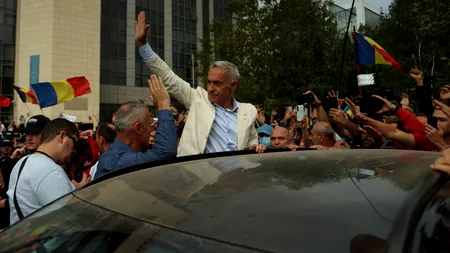 Călin Georgescu, liber la ieșirea din Tribunalul București: „Șahul se joacă până când cade regele”. Susținătorii au izbucnit în lacrimi. „Lumea e mică, Dumnezeu e mare!”