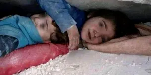 O fetiță din Siria și-a protejat fratele mai mic cu propriul trup. A stat sub DĂRÂMĂTURI timp de 17 ore