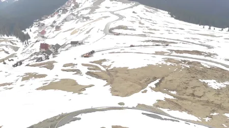 Peisajul de basm de pe Transalpina le dă bătăi de cap drumarilor. Stratul de ZĂPADĂ are și 4 metri - VIDEO