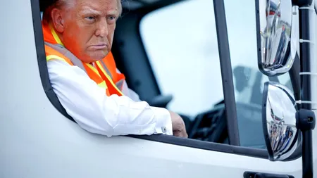 VIDEO | Donald Trump a apărut la un eveniment de campanie îmbrăcat în gunoier. Aluzia la declarațiile lui Joe Biden