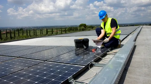 Chinezii devin cei mai puternici investitori în solare din România, cu un proiect de 100 de milioane de euro