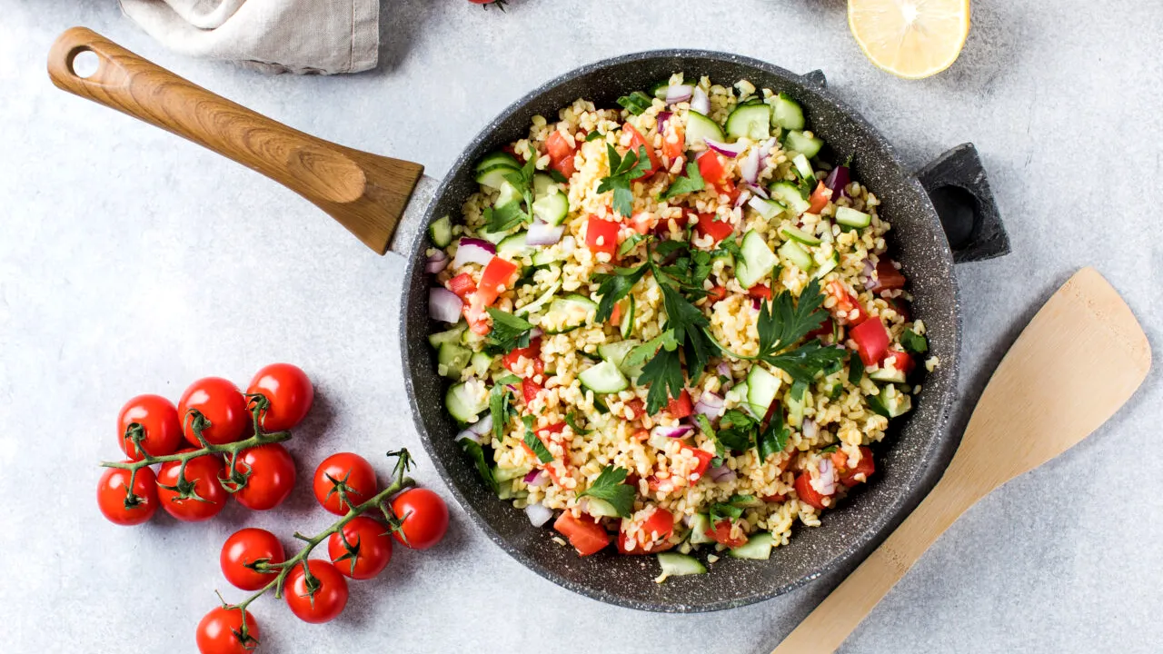 Cum pregătești o salată cu bulgur, roșii și pătrunjel, care poate fi perfectă pentru zilele caniculare. Rețeta se prepară rapid
