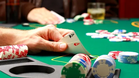 VIDEO: „Lasă furculița jos”. Un bărbat organiza jocuri ILEGALE de poker și cerea participanților 1.500 de lei. A fost prins „în pauza de masă”