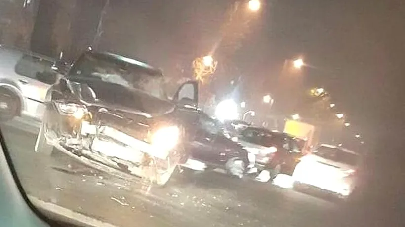 Accident rutier în Capitală. O ambulanță SMURD s-a răsturnat pe carosabil FOTO