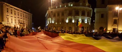 Steag de 15 Ã— 15 metri purtat de zeci de oameni la protestul de la Sibiu 