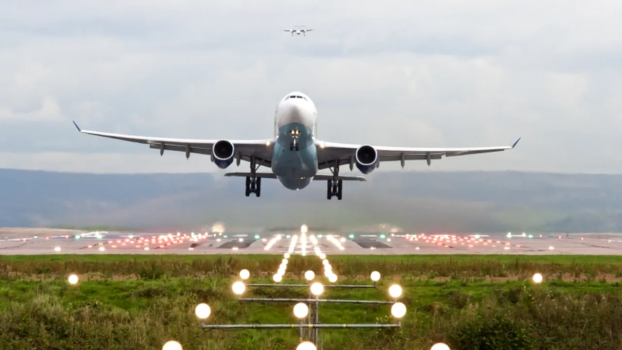 Eduard Hellvig reclamă la CE agențiile online care măresc articifial prețul biletelor de avion