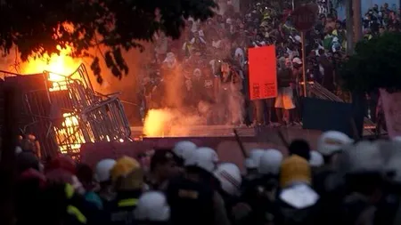 Brazilia iese în stradă. Autobuze incendiate și magazine jefuite după înfrângerea echipei naționale - GALERIE FOTO