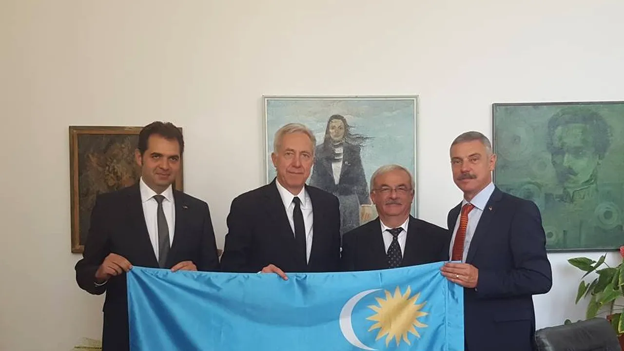 Ambasadorul SUA, fotografiat cu steagul Ținutului Secuiesc: Singurele steaguri importante pentru mine sunt steagul Statelor Unite ale Americii și cel al României