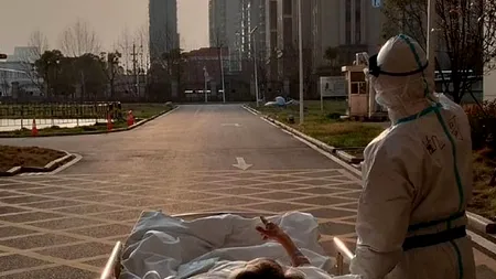 EMOȚIONANT. Imaginile care fac înconjurul lumii! Ce s-a întâmplat cu pacientul de 87 de ani pe care un medic din Wuhan l-a scos cu tot cu pat  să vadă apusul
