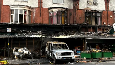 Incendiu suspect în Birmingham după ce o MAȘINĂ a intrat cu spatele într-un magazin alimentar